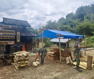 Satgas Pamtas Yonzipur 8/SMG dan Masyarakat Desa Long Midang Berkolaborasi Mengolah Garam Gunung Krayan