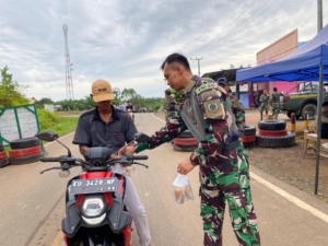 Satgas Pamtas Yonarmed 11 Kostrad Berbagi Kebahagiaan dengan Masyarakat di Bulan Ramadan
