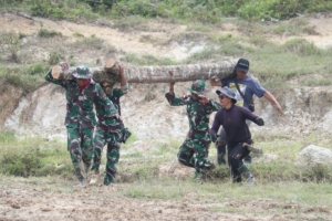 Gotong Royong Satgas Pamtas dan Masyarakat Perbaiki Jembatan Long Ayeh, Aktivitas Transportasi Kembali Lancar