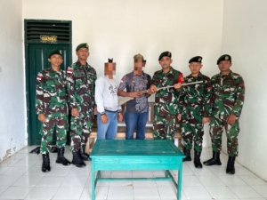Satgas Pamtas Yonarmed 11/GG Kostrad Terima Senjata Api Rakitan dari Warga Perbatasan