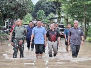 Pangdam VI/Mulawarman Tinjau Lokasi Banjir di Markas Batalyon Infanteri 611