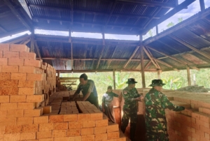 Satgas Yonzipur 8/SMG Bantu Warga Longmidang Gandakan Produksi Bata Merah