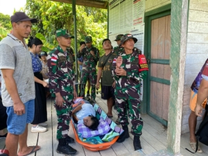 Kehadiran TNI di Perbatasan Malinau, Satgas Pamtas Yonzipur 8/SMG Bantu Evakuasi Warga Sakit