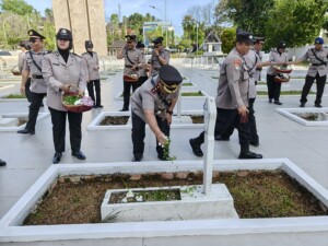Menjelang Hari Bhayangkara ke-79, Polresta Samarinda Laksanakan Ziarah ke Taman Makam Pahlawan