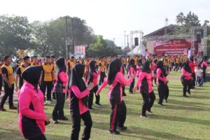 Zumba dan Jalan Sehat Meriahkan HUT Bhayangkara Ke-79 Di Polres Kukar