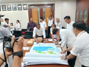 Penandatanganan Berita Acara, Penyerahan Peta Zona Nilai Tanah Kutai Kartanegara Tahun 2024