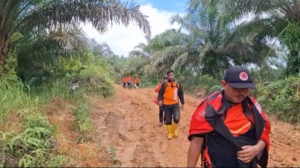 Tantang Jalan Licin dan Hujan, Tim SAR Berjuang Cari Warga Hilang di Hutan Kukar
