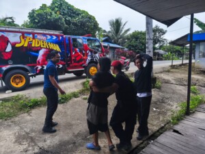 Damkarmatan Kukar, Bantu Pindahkan Orang Dengan Gangguan Jiwa