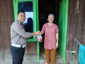 Warga Kurang Mampu di Loa Janan Kaget Didatangin Polisi, Ternyata Dikasih Daging Kurban