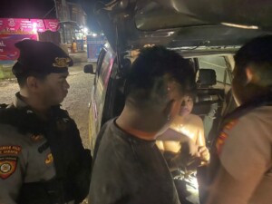 Sat Samapta Polresta Samarinda Amankan Pria Mengamuk dan Rusak Rumah Warga