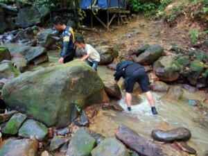 Kacamata Dan Lensa Kamera Terjatuh Di Air Terjun Perjiwa, Damkarmatan Kukar Sigap Membantu 
