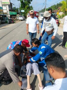 Evakuasi Cepat Lakalantas Roda Dua di Sanga Sanga oleh Tim Damkarmatan Kukar 