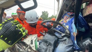 Tim Gabungan Berhasil Evakuasi Korban Tewas dalam Insiden Truk di Km 13
