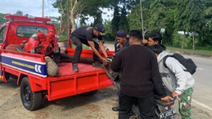 Respon Cepat Damkarmatan Kukar, Motor Mogok Warga Diantar Ke Bengkel