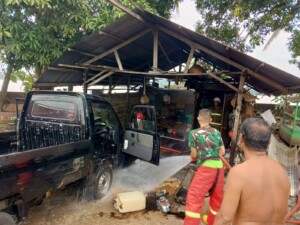 Kebakaran Mobil Pick Up di Loa Tebu, Damkarmatan Kukar Berhasil Padamkan Api
