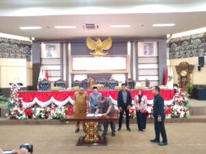 DPRD Kukar Sahkan Raperda Pertanggungjawaban APBD 2024, Bupati Soroti Ketergantungan DBH
