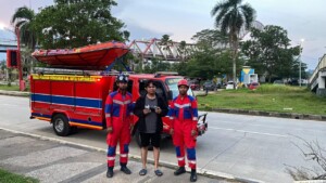 Damkarmatan Kukar Evakuasi Drone yang Tersangkut di Tali Layangan di Tenggarong
