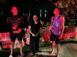 Damkarmatan Kukar Evakuasi Ponsel Yang Jatuh Ke Sungai Di Depan Kodim Tenggarong