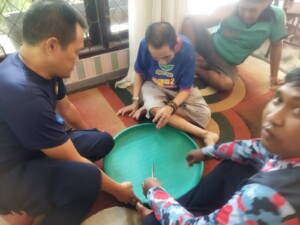 Petugas Damkar Kukar Bantu Lepaskan Cincin dari Jari Warga Berkebutuhan Khusus