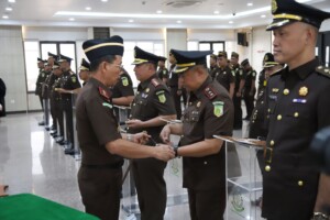 Kajati Kaltim Resmi Lantik Pejabat Eselon II dan III, Tegaskan Amanah dan Integritas