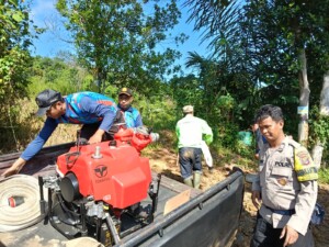 Kolaborasi Polsek Tenggarong dan Damkarmatan Kukar Selamatkan Lahan Jagung dari Ancaman Kekeringan