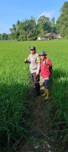 Musim Kering Ancam Sawah, Polsek Tenggarong dan Damkarmatan Kukar Turun Tangan Selamatkan Lahan Petani