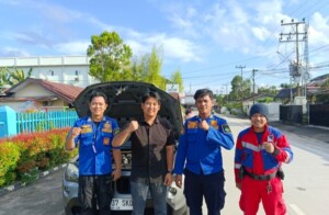 Damkar Kukar Bantu Mobil Mogok di Jalan Gunung Pegat