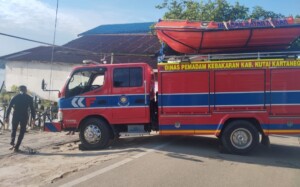 Damkarmatan Kukar, Bantu Angkat Mesin Kapal Ferry Yang Tenggelam