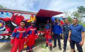 Damkarmatan Kukar Sigap Tangani Anjing Liar Yang Meresahkan Warga