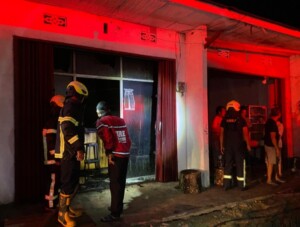 Kebakaran Ruko di Jalan Jelawat, Damkar Kukar Kerahkan 11 Unit Pemadam