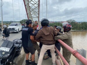 Pria Paruh Baya Nyaris Lompat dari Jembatan Kukar, Satpol PP Bergerak Cepat