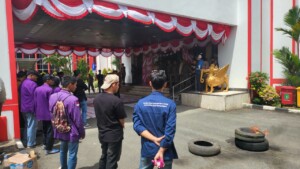 Mahasiswa Unikarta Gelar Aksi Bakar Ban, Tuntut Beasiswa Kukar Idaman Cair Penuh