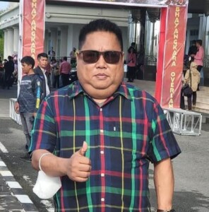 H. Abu Wujudkan Nazar Lama, Gotong Royong Perbaiki Jalan Desa di Bone