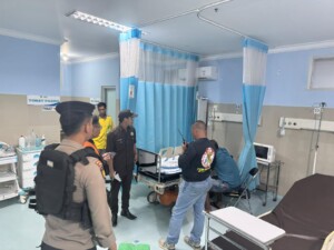 Unit Patroli Samapta Polresta Samarinda Sigap Evakuasi Anak Hanyut Saat Banjir
