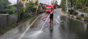 Damkarmatan Kukar Tangani Tumpahan Solar di Kelambu Kuning, Beberapa Pengendara Terjatuh