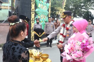 Kapolres Kukar AKBP Khairul Basyar Disambut Tradisi Tepong Tawar di Mapolres Kutai Kartanegara