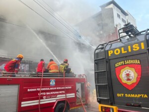 Api Lahap Round Walker Balikpapan, Satu Karyawan Tak Terselamatkan