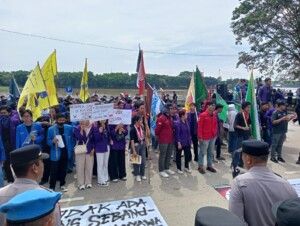 Mahasiswa dan Masyarakat Gelar Aksi Demo, Menuntut 12 Poin Perubahan