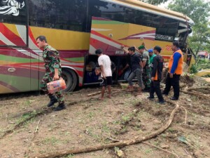Sinergi TNI-Polri, Evakuasi Cepat Penumpang Bus Kecelakaan di Penajam Paser Utara