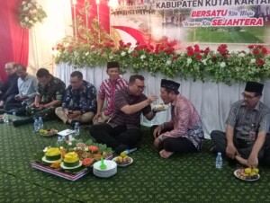 HUT ke-14, Desa Sumber Sari Dapat Kado Perbaikan Infrastruktur dari Bupati Kukar