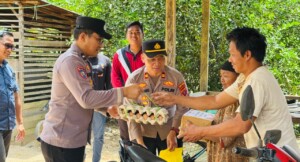 Polsek Muara Wahau Wujudkan Kepedulian Sosial di Jumat Berkah