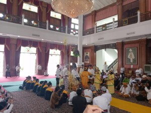 Ritual Beluluh Tandai Pembukaan Erau Adat Kutai 2025 di Kedaton Kesultanan