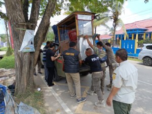 Operasi Penegakan Perda, Satpol PP Kukar Tertibkan Enam PKL di Kawasan Unikarta