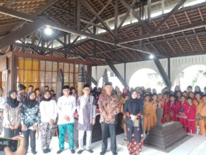 Pekan Kebudayaan Daerah Kukar Ditutup dengan Ziarah Makam Sultan, Tanamkan Nilai Luhur pada Siswa