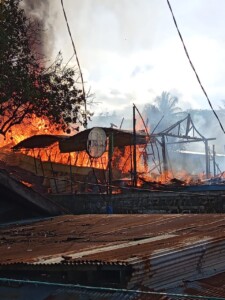Pertarungan Panas di Bangun Rejo, Damkarmatan Kukar Berjibaku Padamkan Kobaran Api