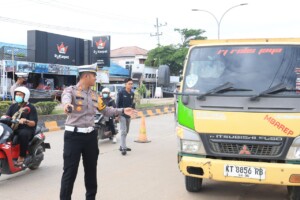 Humanis di Tengah Penindakan, Polres Kutim Hadirkan Edukasi dan Helm Gratis untuk Anak
