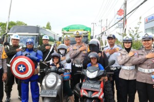 Pelanggaran SIM Masih Tinggi, Polres Kutim Beri Edukasi Kreatif Lewat Cosplay di Ops Zebra 2025