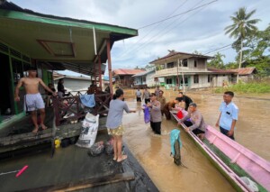 Aksi Peduli Banjir: Polsek Muara Wahau–PT DSN Bagikan 500 Paket Makan Siang