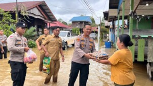 Dampak Curah Hujan Tinggi, Polsek Muara Wahau Bantu Pulihkan Kondisi Warga Nehas Liah Bing
