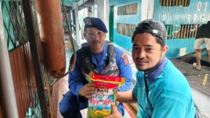 Satpolairud Polresta Samarinda Gelar Jum’at Berbagi, Sapa Pekerja Dermaga Mahakam Ulu